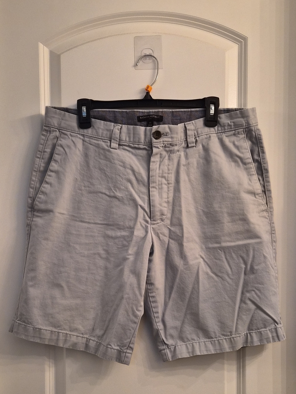 Banana Republic Men's Light Gray Flat-Front Chino Shorts.Size 35